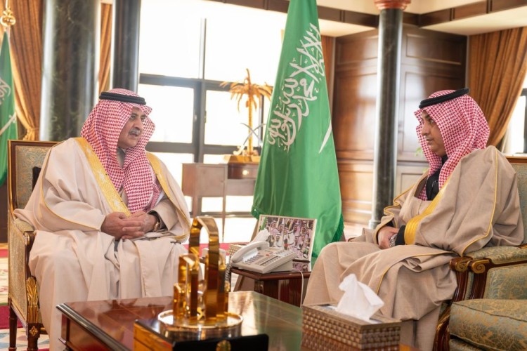 أمير منطقة تبوك يستقبل مدير مكافحة المخدرات بالمنطقة