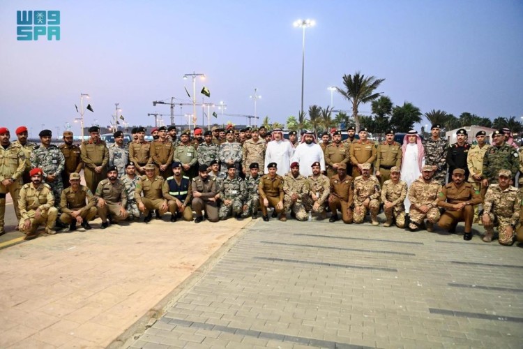 أمير جازان يشارك رجال الأمن إفطارهم في الميدان ويثمن دورهم في حفظ الأمن