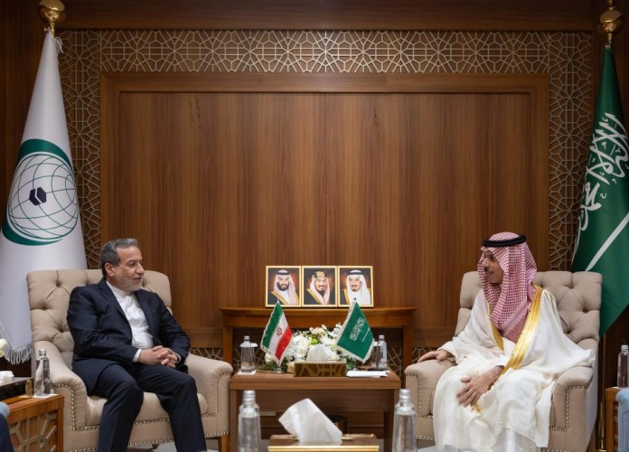 وزير الخارجية يلتقي نظيره الإيراني لبحث العلاقات الثنائية ومستجدات المنطقة