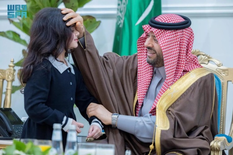 أمير الحدود الشمالية يقيم مأدبة إفطار ويشارك أهالي المنطقة وأيتام جمعية رؤوف