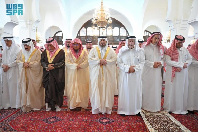نائب أمير الرياض يؤدي صلاة الميت على الدكتور مطلب النفيسة ويقدم العزاء لأسرته