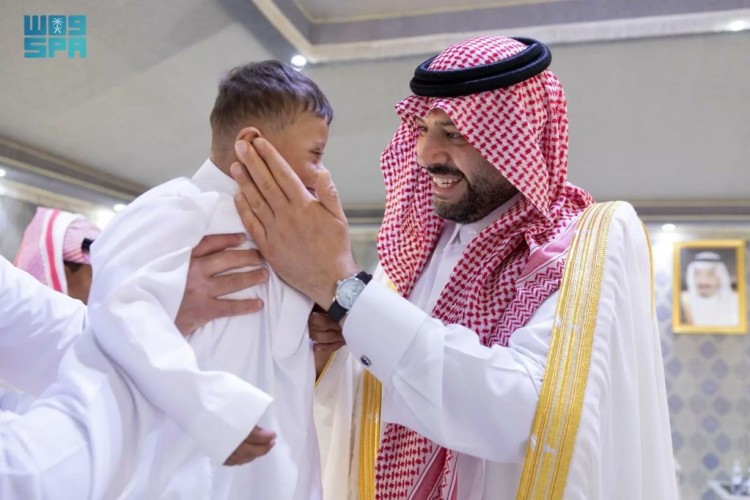 أمير الحدود الشمالية يزور مركز التأهيل الشامل ويهنئ نزلاءه بعيد الفطر