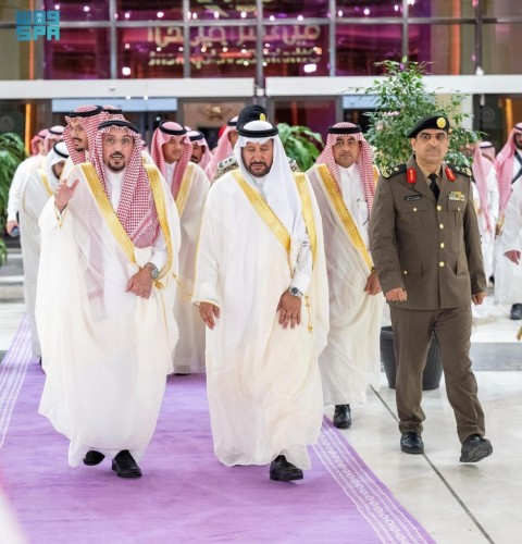 أمير القصيم يرعى حفل أهالي المنطقة بعيد الفطر ويشارك في العرضة السعودية