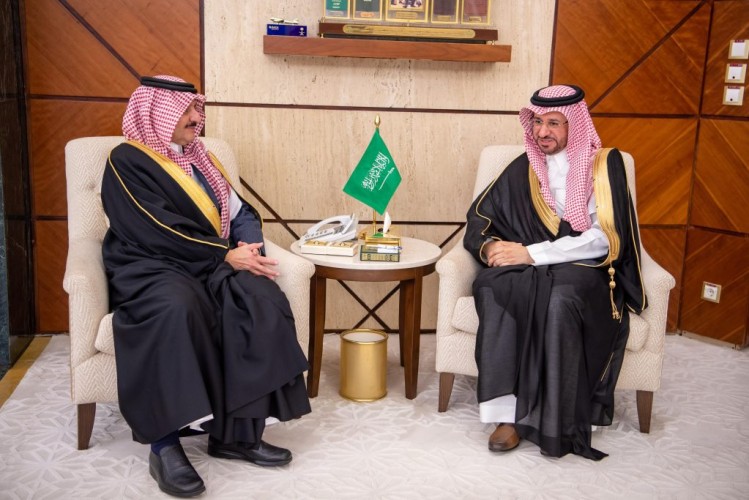 سمو أمير المنطقة الشرقية يتسلّم التقرير السنوي لفرع مركز الملك عبد العزيز للتواصل الحضاري