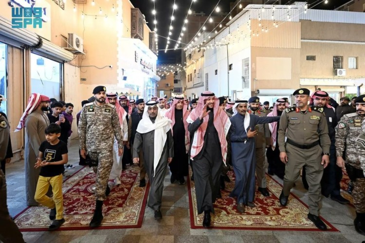 محافظ الطائف يزور المنطقة التاريخية ويشيد بتطوير الخدمات والعروض التراثية