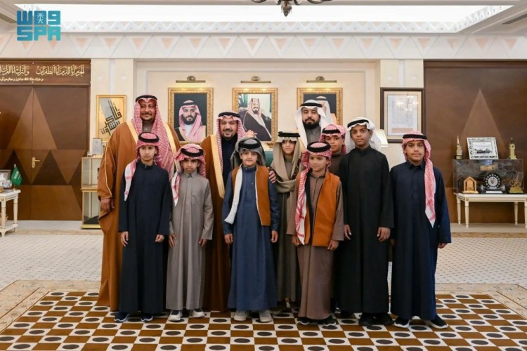 أمير القصيم يشيد بإنجازات مهرجان الصقور 2025 ويكرّم الفائزين بجائزة “الصقار الصغير”