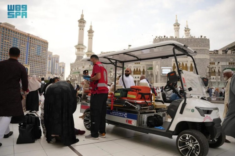 بأقل من دقيقتين.. فرق الإسعاف تنقذ معتمرًا جزائريًا بعد توقف قلبه في الحرم المكي