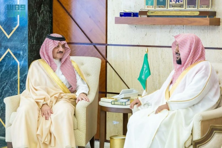 أمير المنطقة الشرقية يستقبل رئيس محكمة الأحوال الشخصية بالدمام ويهنئه بمناسبة تعيينه