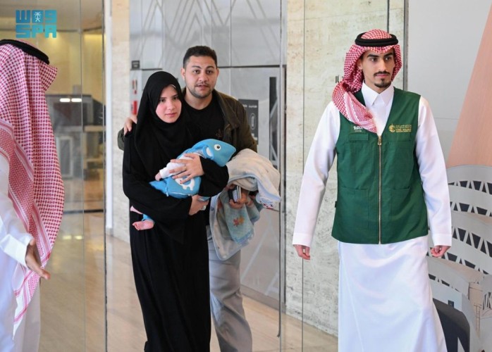 لحظة وصول التوأم الطفيلي المصري “محمد عبدالرحمن جمعة” إلى الرياض لدراسة حالتهما
