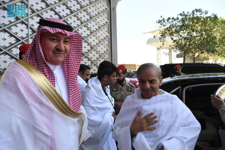 رئيس وزراء باكستان يغادر المدينة المنورة متوجهًا إلى مكة المكرمة لأداء العمرة