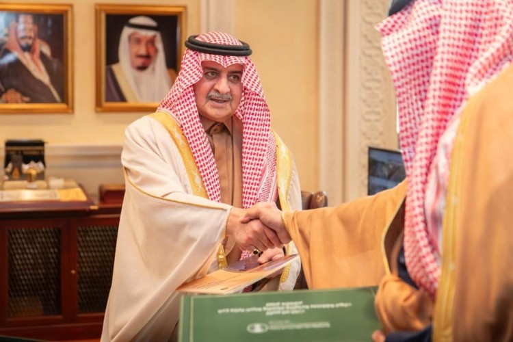 أمير تبوك يتسلّم تقرير البيئة والزراعة 2024 ويؤكد دعم المزارعين وتطوير القطاع