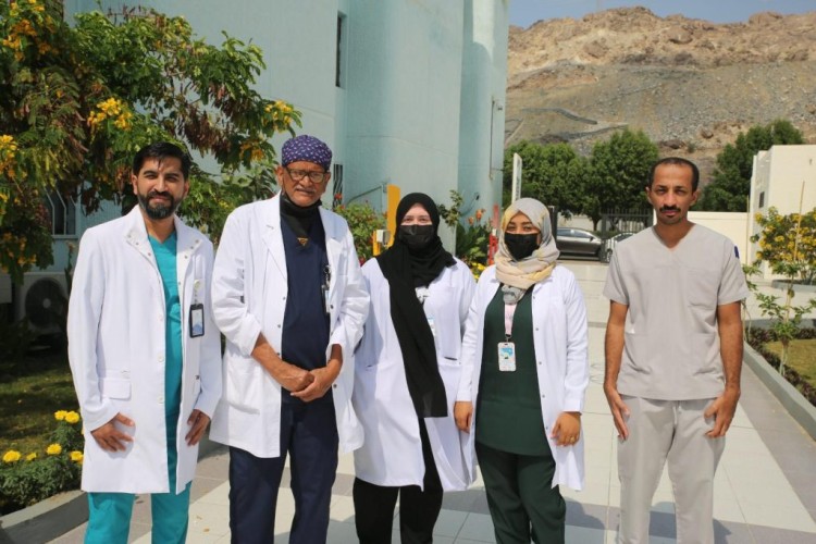 فريق طبي بمستشفى النور يزيل ورمًا ضخمًا من رأس معتمرة في عملية معقدة ناجحة