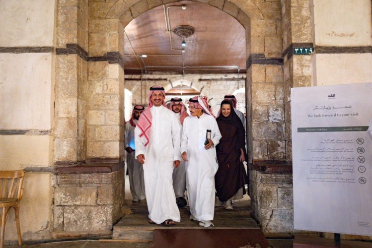 وزير السياحة يزور جدة ويتجول في معالمها السياحية لمشاهدة الأجواء الرمضانية المميزة مع التقاليد العريقة