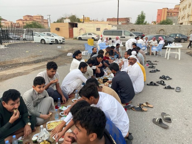 أهالي قرية الطرشية يجتمعون على مائدة إفطار رمضانية تعزز روح المحبة والتآخي