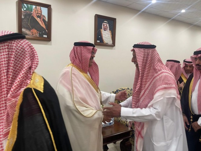 محافظ الجبيل يؤدي صلاة العيد ويزور المرضى مهنئًا بعيد الفطر