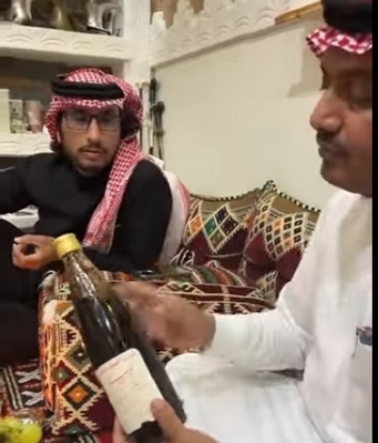 بالفيديو.. شخص يقتني زجاجة فيمتو عمرها 46 عامًا.. وصديقه يعرض عليه 10 آلاف ريال لشرب نصفها