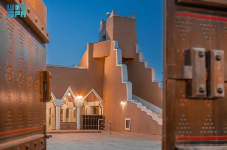 مشروع الأمير محمد بن سلمان لتطوير المساجد التاريخية يعيد بناء مسجد القبلي بالمواد الطبيعية على الطراز النجدي