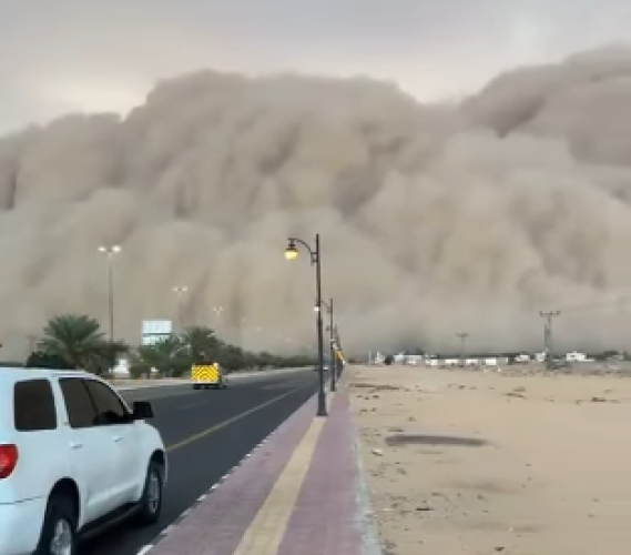 “أصبحت جدارًا رمليًا هائلاً يزحف بسرعة” .. شاهد: عاصفة غبارية تجتاح وادي الدواسر بالرياض