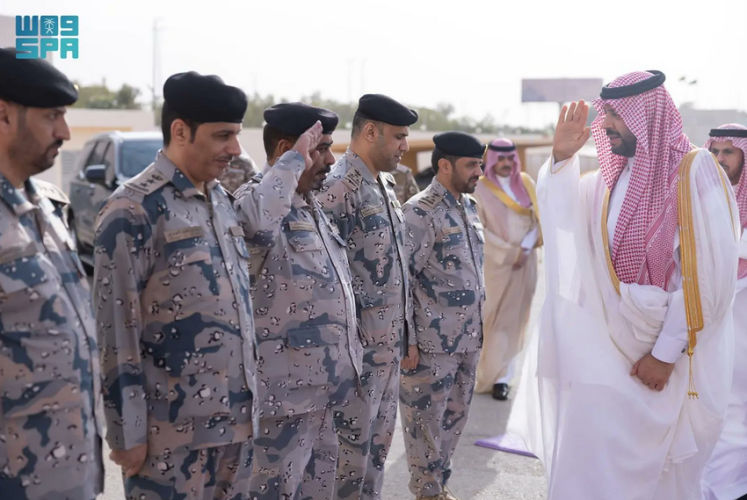 أمير الحدود الشمالية يعايد منسوبي حرس الحدود ويشيد بجهودهم في حماية الوطن