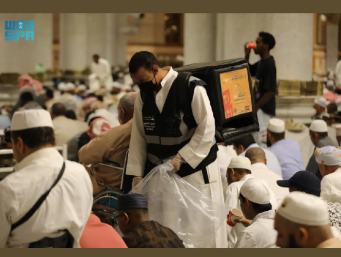 “نحفظها لتدوم”.. مبادرة لحفظ فائض إفطار المسجد النبوي توزع أكثر من 19 ألف وجبة