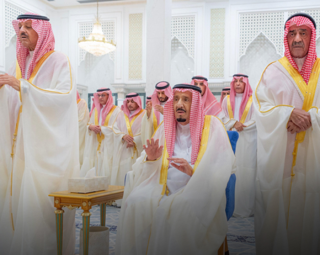 خادم الحرمين الشريفين يؤدي صلاة عيد الفطر في قصر السلام بجدة ويتلقى التهاني