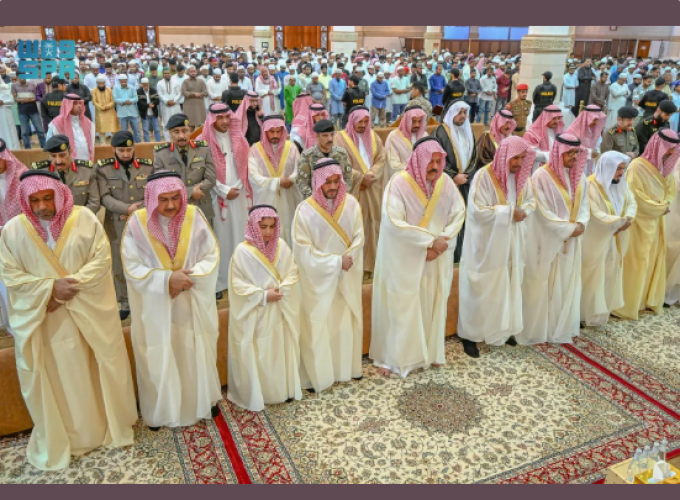 بالصور.. أمير منطقة حائل ونائبه يتقدمان جموع المصلين في صلاة عيد الفطر بجامع خادم الحرمين الشريفين