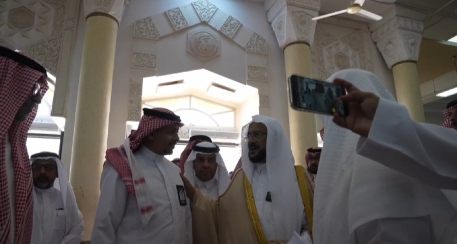 بالفيديو: في قلب المشاعر المقدسة.. وزير الشؤون الإسلامية يخاطب العاملين: “تآمرون بشي؟”
