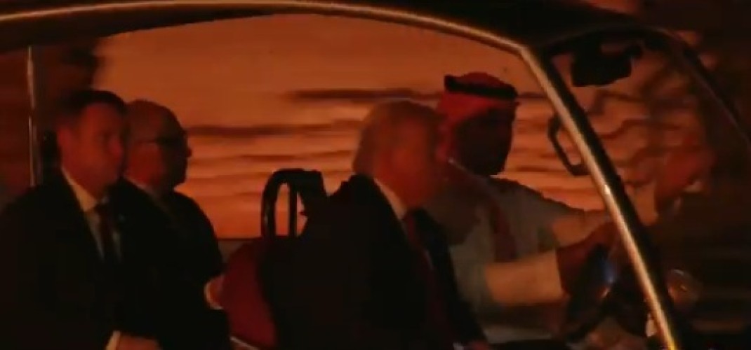 سمو ولي العهد يصطحب ترامب في جولة بالدرعية ويطلعه على عرضة السامري