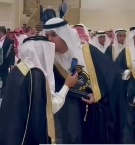 “”فرحان يكرّم فرحان”.. شاهد: خريج يقطع موكب تخرجه ليُقبّل رأس جده في حائل