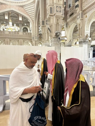 رئاسة الشؤون الدينية تستقبل طلائع الحجاج بالكتب والإهداءات التوعوية بلغاتهم.. و«السديس» يؤكد تعزيز التجربة الإيمانية بمبادرات نوعية