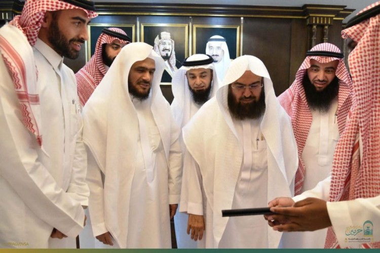 الأول من نوعه.. السديس يدشن تطبيق «المساعد الذكي» لتعزيز التجربة الإثرائية لزوار المسجد النبوي بالذكاء الاصطناعي