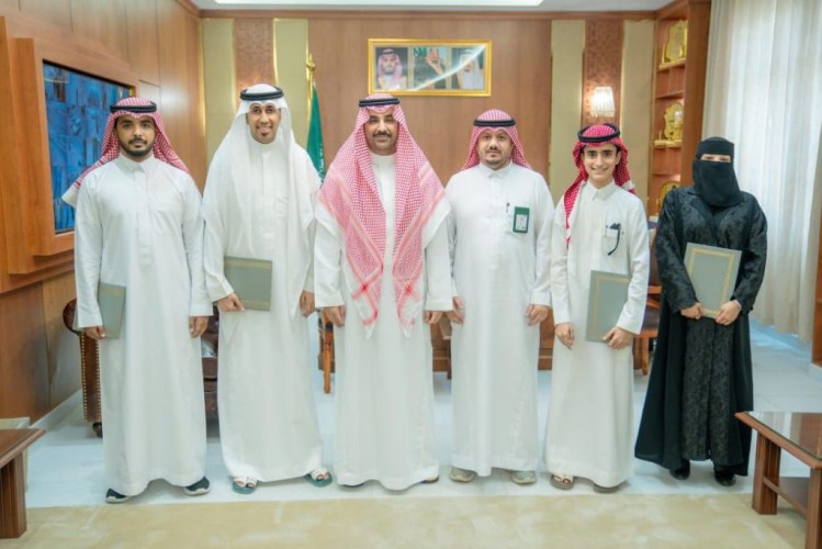 «محافظ صبيا» يكرّم اللجنة الإعلامية لمهرجان المانجو تقديرًا لجهودها في إبراز فعاليات النسخة الـ 21