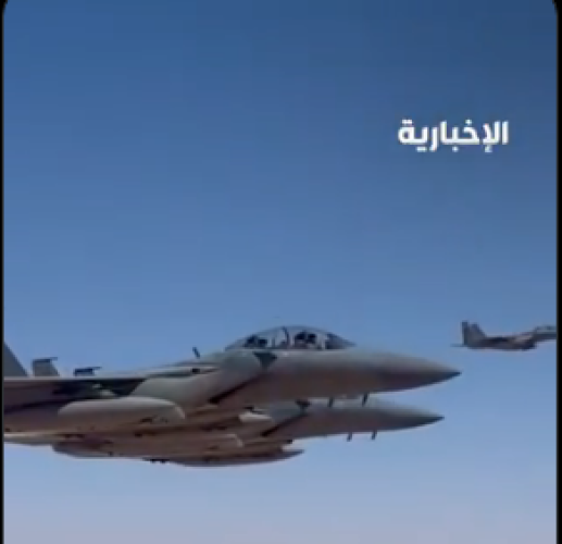 بالفيديو: مقاتلات سعودية ترافق طائرة الرئيس الأميركي ترمب قبيل هبوطها في مطار الملك خالد بالرياض