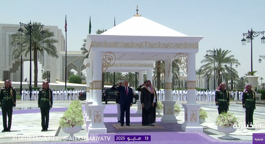 على أنغام السلامين الوطنيين.. بالفيديو: ولي العهد يستقبل الرئيس الأمريكي ترامب في قصر اليمامة