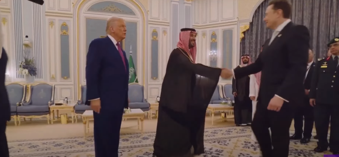 بالفيديو:  لحظة مصافحة الملياردير العالمي إيلون ماسك لولي العهد في قصر اليمامة بالرياض