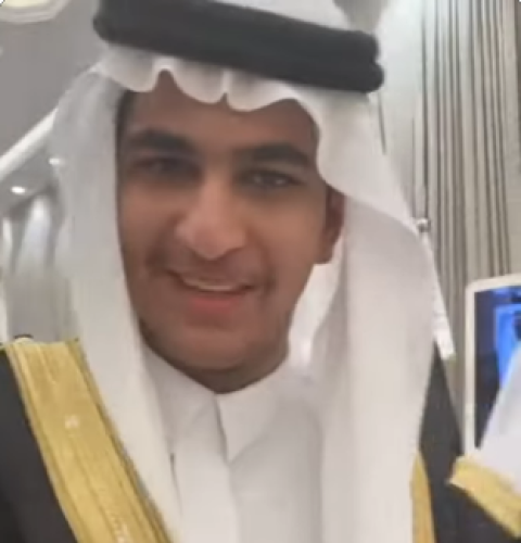 “لقطة مؤثرة” .. شاهد: “فرحان الخزيم” ينهمر بالبكاء أثناء تهنئة حفيده بالتخرج من مدارس المنار بحائل