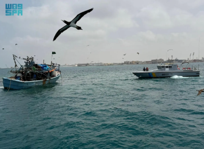 «حرس حدود القنفذة» ينقذ 10 مصريين بعد جنوح واسطتهم على الشعاب المرجانية