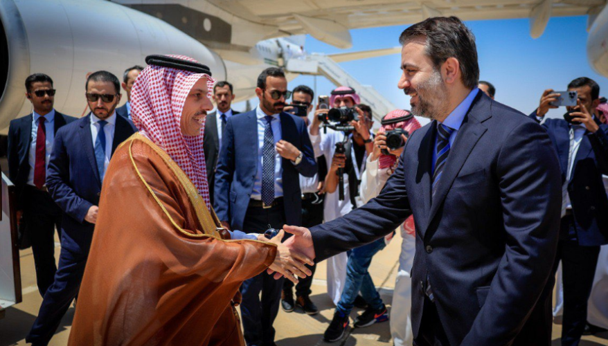 وزير الخارجية السعودي يصل دمشق على رأس وفد اقتصادي رفيع.. ويلتقي الرئيس السوري لبحث دعم الاقتصاد وبناء المؤسسات