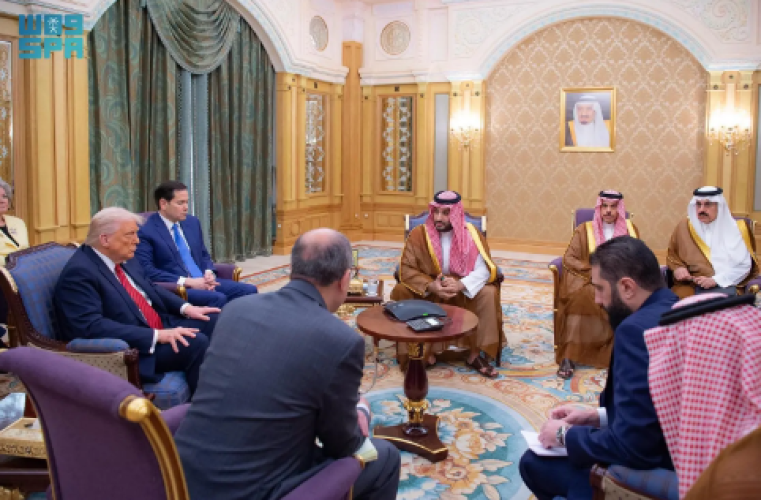 بالفيديو: لقاء يجمع ولي العهد الأمير محمد بن سلمان والرئيس الأميركي ترمب والرئيس السوري أحمد الشرع