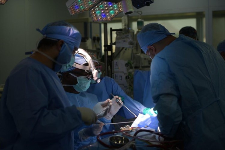 «تدخل جراحي دقيق» نجاح عملية  بتقنية الملاحة الجراحية ينهي معاناة حاج هندي من خشونة متقدمة وانزلاق غضروفي بطبية مكة