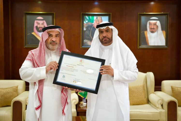 «اليحيا» يسلم جامعة حائل شهادة الامتثال الإسعافي