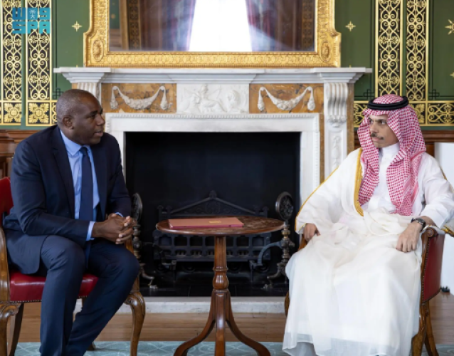 وزير الخارجية  يبحث مع نظيره البريطاني في لندن التعاون الثنائي وتطورات المنطقة