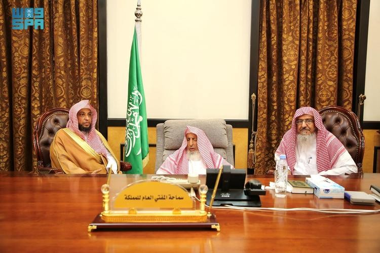مفتي عام المملكة يستقبل مدير فرع «الأمر بالمعروف» بمكة.. ويحث على الإخلاص والحكمة في العمل