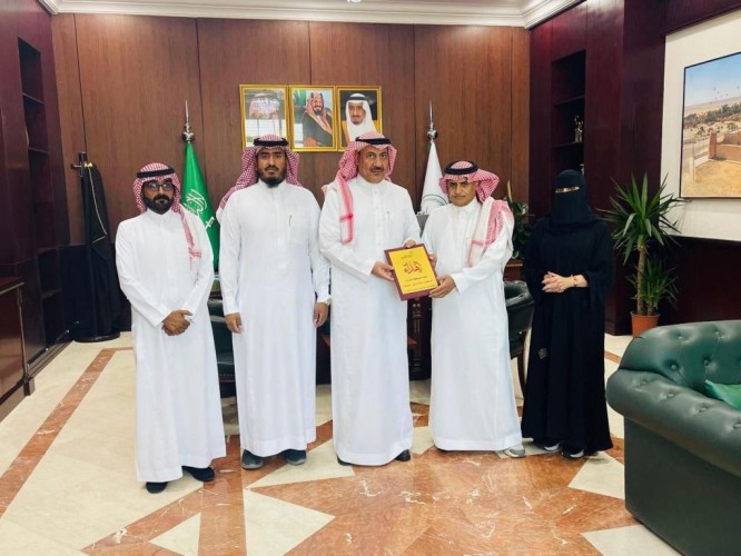 «محافظ القريات» يستقبل مدير هيئة الصحفيين ويتسلم تقرير الأعمال ويشيد بدور الإعلام في خدمة الوطن