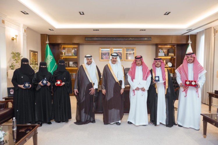 محافظ حفر الباطن يهنئ طلاب الجامعة الفائزين بـ 6 جوائز عالمية في معرض «إيتكس 2025»