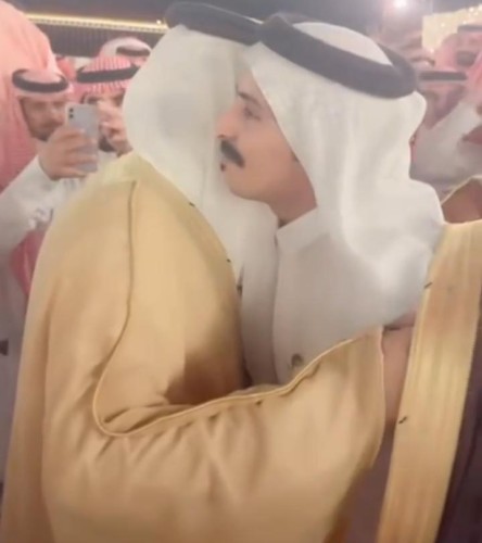 في لقطات عفوية مؤثرة.. شهد قصر الفلاح مشاركة محافظ الحائط فهد الصنيدح للإعلامي عبدالعزيز القلادي فرحة زفافه (فيديو)