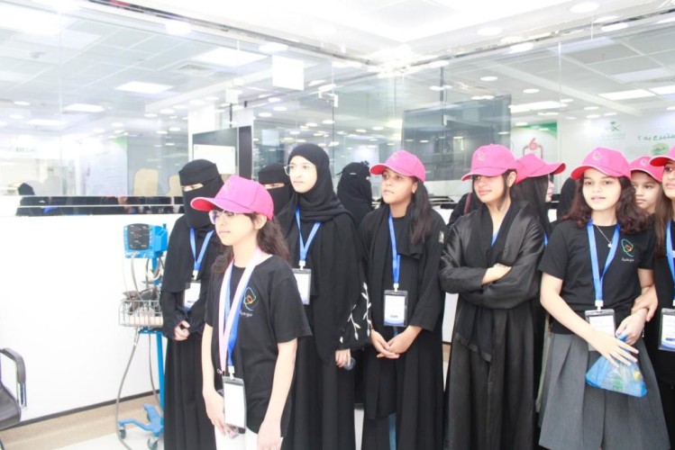 طلاب «موهبة الإثرائي» يزورون المختبر الإقليمي وبنك الدم بعرعر