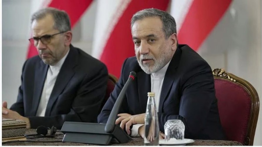 وزير الخارجية الإيراني: ندرس استئناف المفاوضات مع الولايات المتحدة بشروط تتعلق بالضمانات