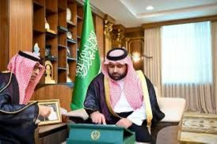 أمير جازان يُدشّن مبادرة «ما يفقد لا يُسترد» للتوعية بأمراض العيون ويُكرّم فريق منصة «التزام»