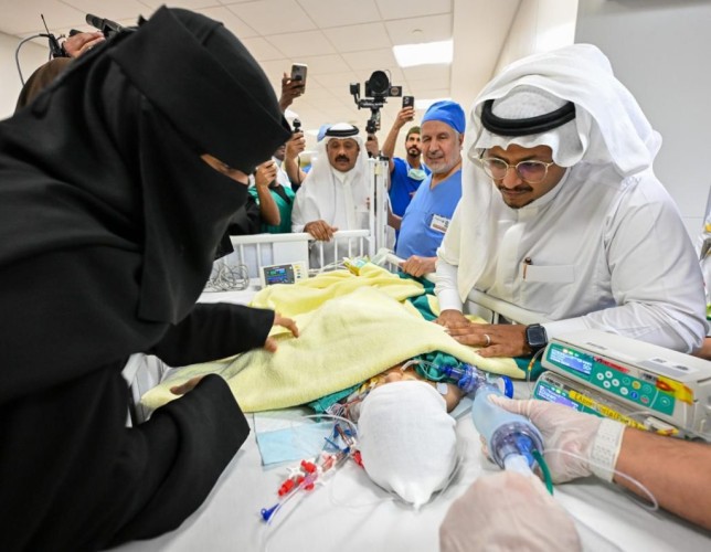 إنجاز طبي سعودي جديد.. فصل التوأم الملتصق “يارا ولارا” في عملية معقدة استغرقت 12 ساعة ونصف